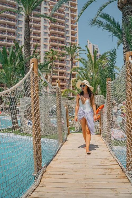 ¡Especial familias! Benidorm en 4* tematizado, y ¡1º y 2º niños viajan GRATIS! - Aparthotel Magic Tropical Splash