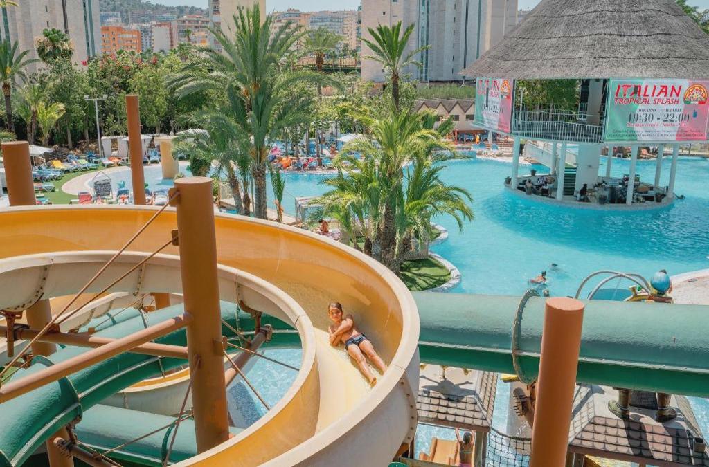 ¡Especial familias! Benidorm en 4* tematizado, y ¡1º y 2º niños viajan GRATIS! - Aparthotel Magic Tropical Splash