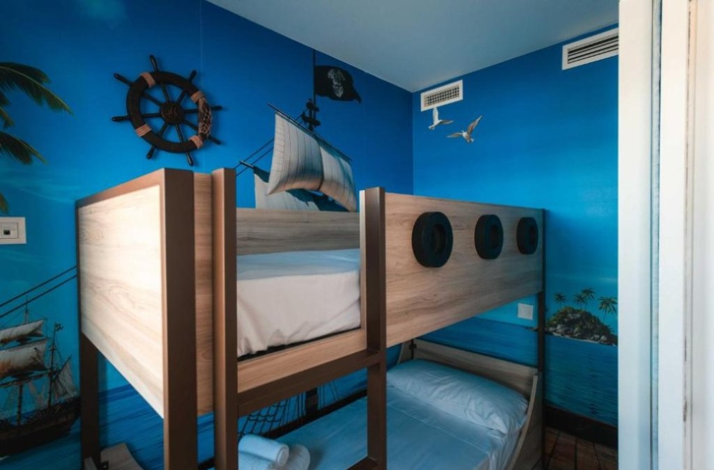 ¡Desata tu espíritu pirata en Benidorm y estrena hotel 4*! 1 niño viaja GRATIS