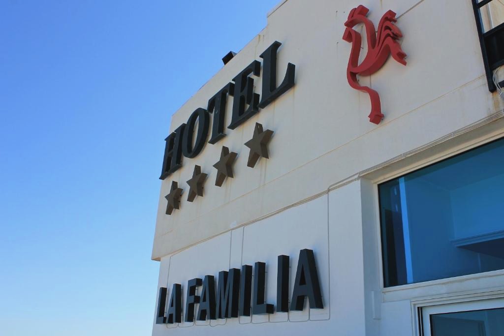 La Familia Gallo Rojo