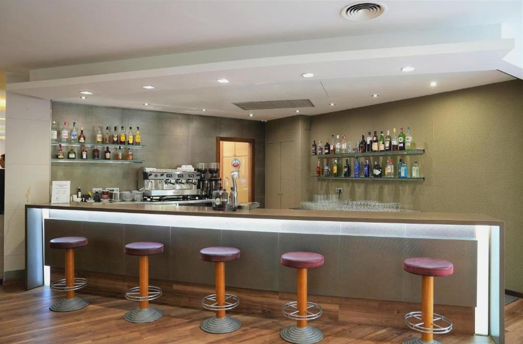 Descubre Valencia en hotel 4* con desayuno y piscina
