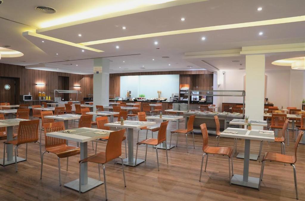 Descubre Valencia en hotel 4* con desayuno y piscina - Port Feria Valencia