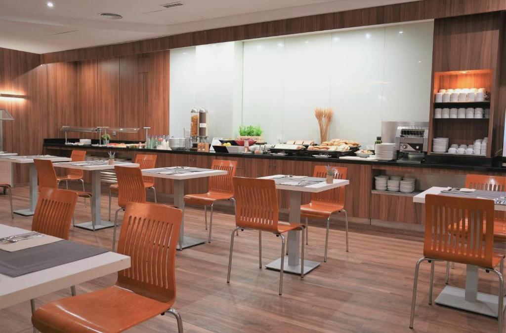 Descubre Valencia en hotel 4* con desayuno y piscina - Port Feria Valencia