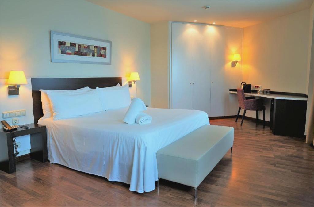 Descubre Valencia en hotel 4* con desayuno y piscina - Port Feria Valencia