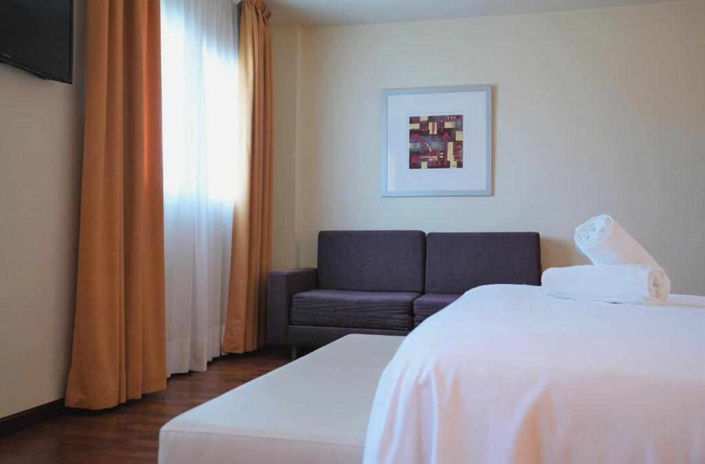 Descubre Valencia en hotel 4* con desayuno y piscina - Port Feria Valencia