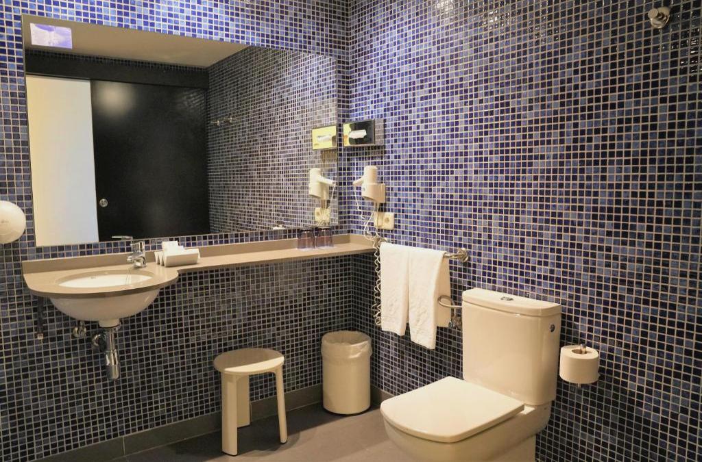 Descubre Valencia en hotel 4* con desayuno y piscina - Port Feria Valencia