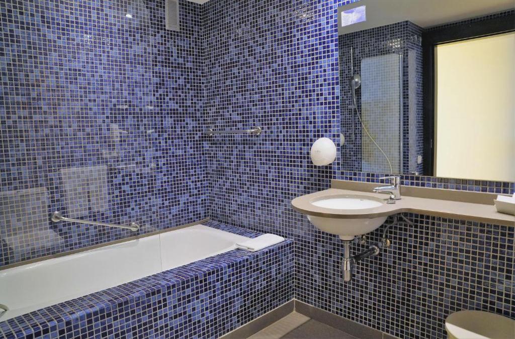 Descubre Valencia en hotel 4* con desayuno y piscina - Port Feria Valencia