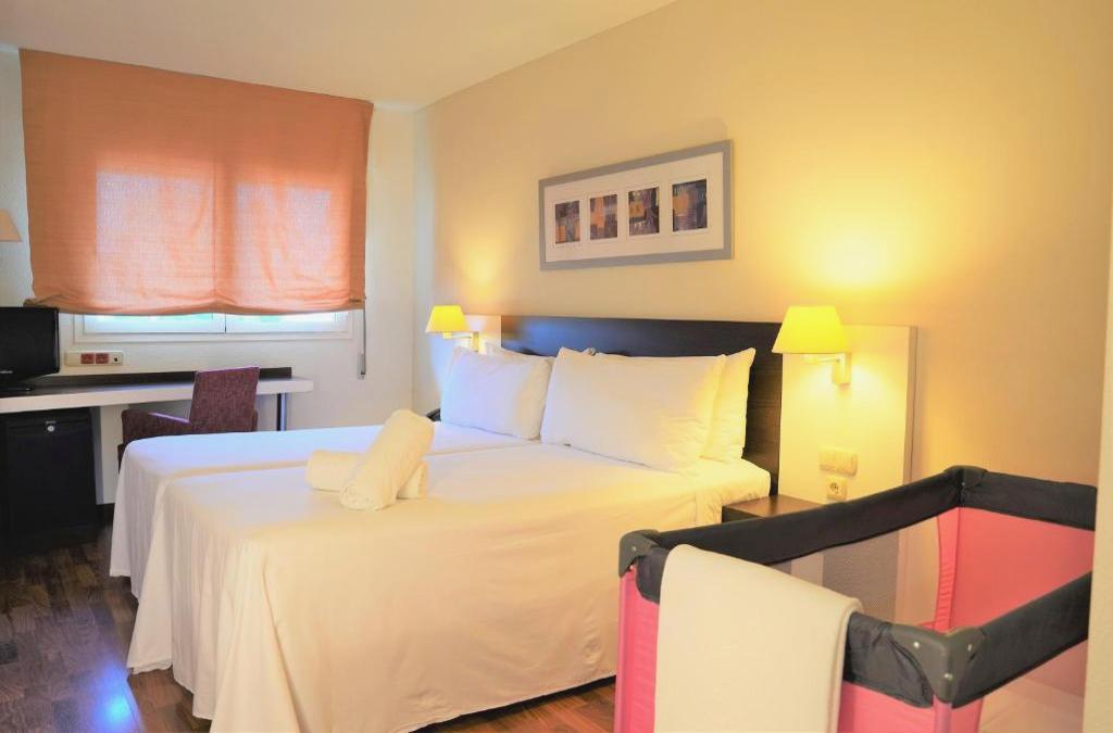 Descubre Valencia en hotel 4* con desayuno y piscina - Port Feria Valencia