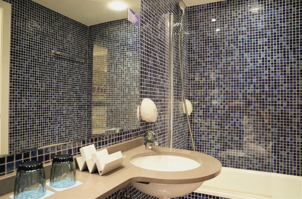 Descubre Valencia en hotel 4* con desayuno y piscina - Port Feria Valencia