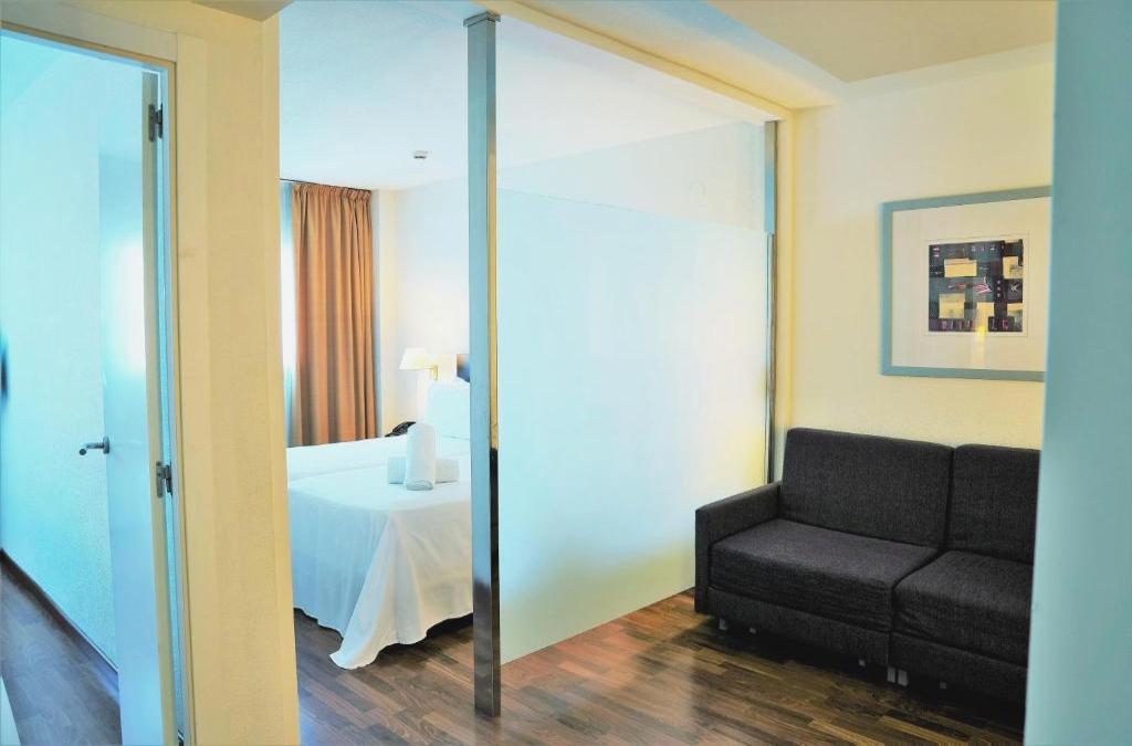 Descubre Valencia en hotel 4* con desayuno y piscina - Port Feria Valencia