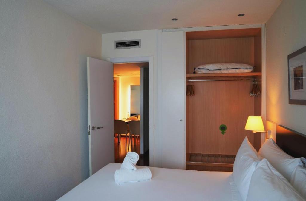Descubre Valencia en hotel 4* con desayuno y piscina - Port Feria Valencia