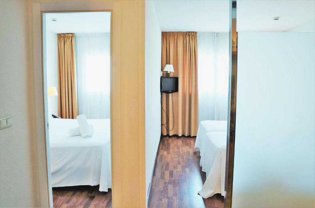 Descubre Valencia en hotel 4* con desayuno y piscina - Port Feria Valencia