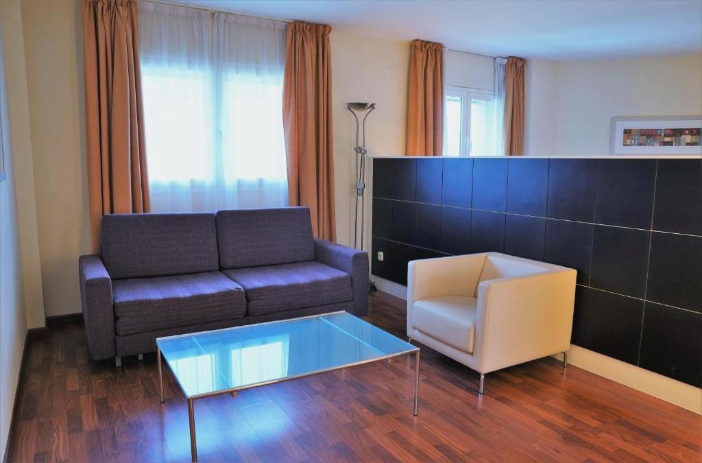 Descubre Valencia en hotel 4* con desayuno y piscina - Port Feria Valencia