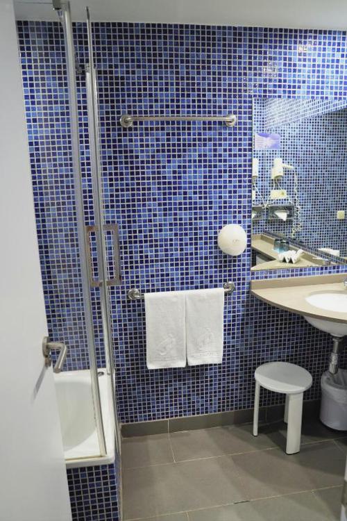 Descubre Valencia en hotel 4* con desayuno y piscina - Port Feria Valencia