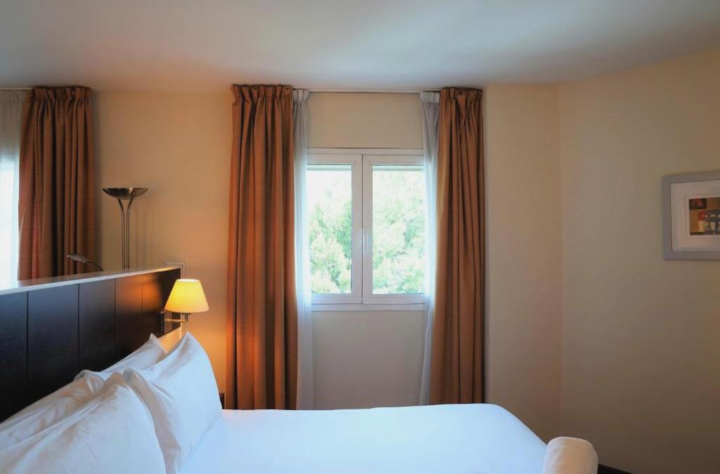 Descubre Valencia en hotel 4* con desayuno y piscina - Port Feria Valencia