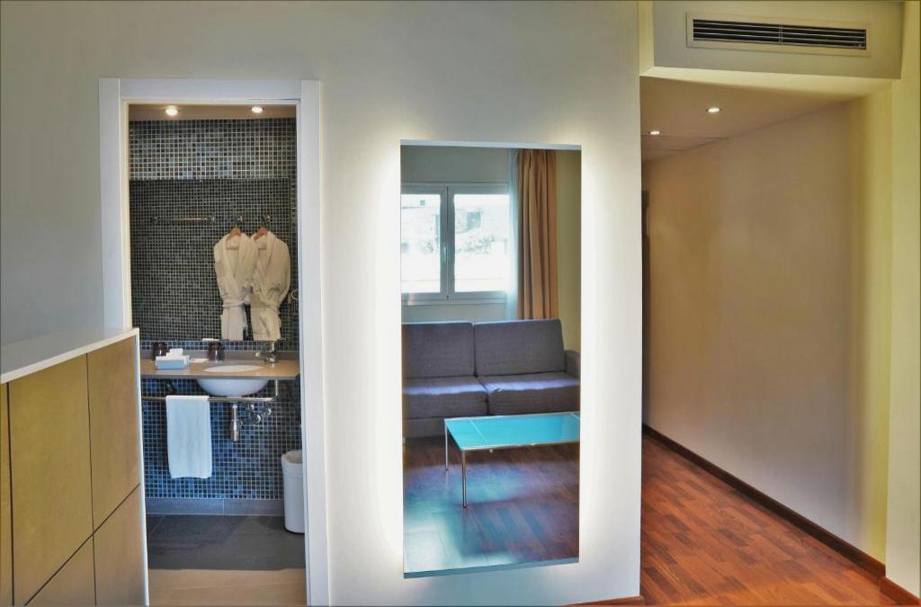 Descubre Valencia en hotel 4* con desayuno y piscina - Port Feria Valencia