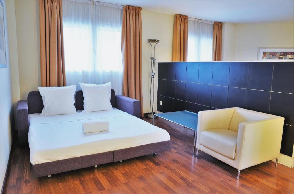 Descubre Valencia en hotel 4* con desayuno y piscina - Port Feria Valencia