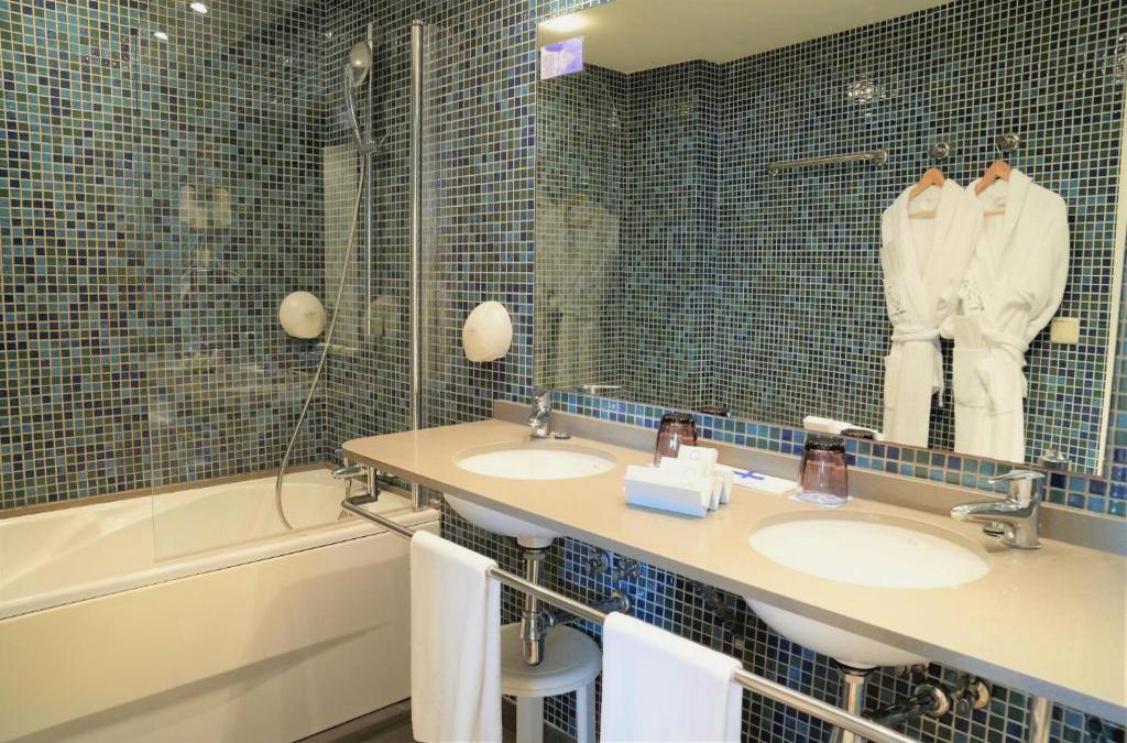 Descubre Valencia en hotel 4* con desayuno y piscina - Port Feria Valencia