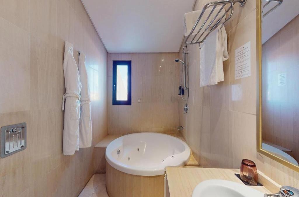 ¡Para los amantes de la historia! Descubre Mérida y su legado en hotel 4* - AZZ Mérida Medea Hotel