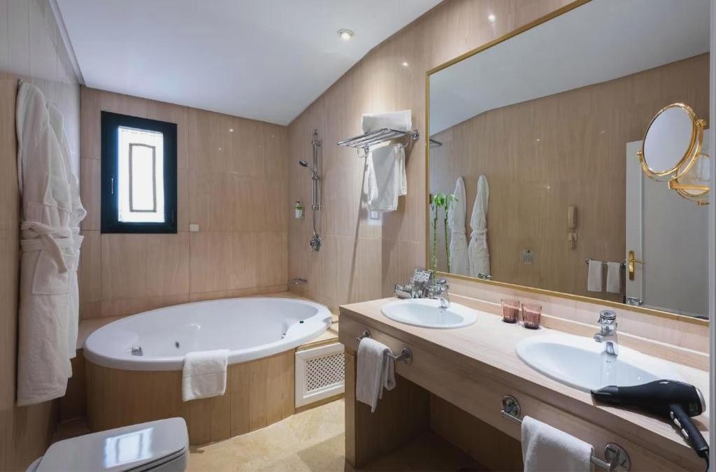 ¡Para los amantes de la historia! Descubre Mérida y su legado en hotel 4* - AZZ Mérida Medea Hotel