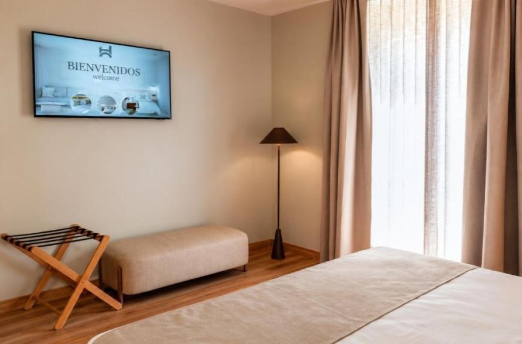 Descubre Lugo y pasea por su icónica muralla con esta oferta 4*
