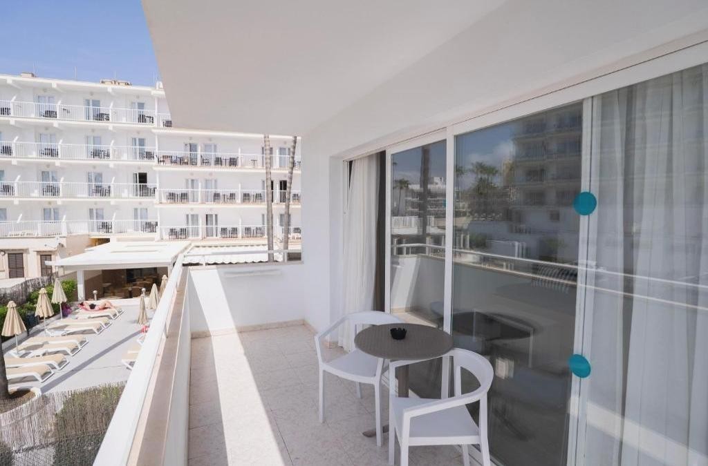 Primera línea de playa en Mallorca en Todo Incluido, ¡todavía queda verano! - BLUESEA Anba Romaní Hotel