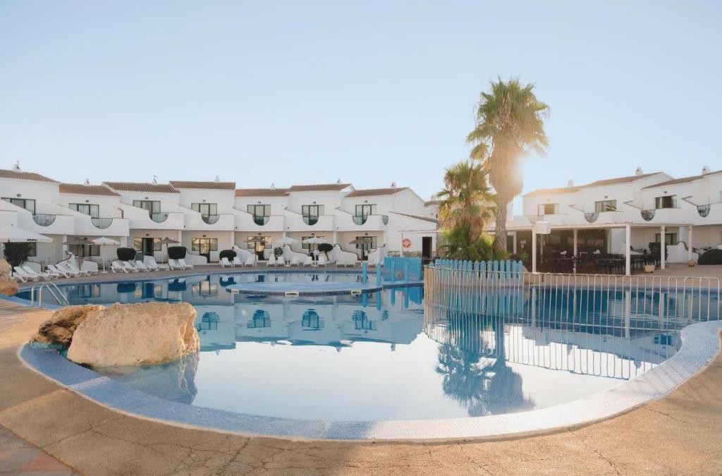 Disconnect in Menorca staying in apartments near the sea