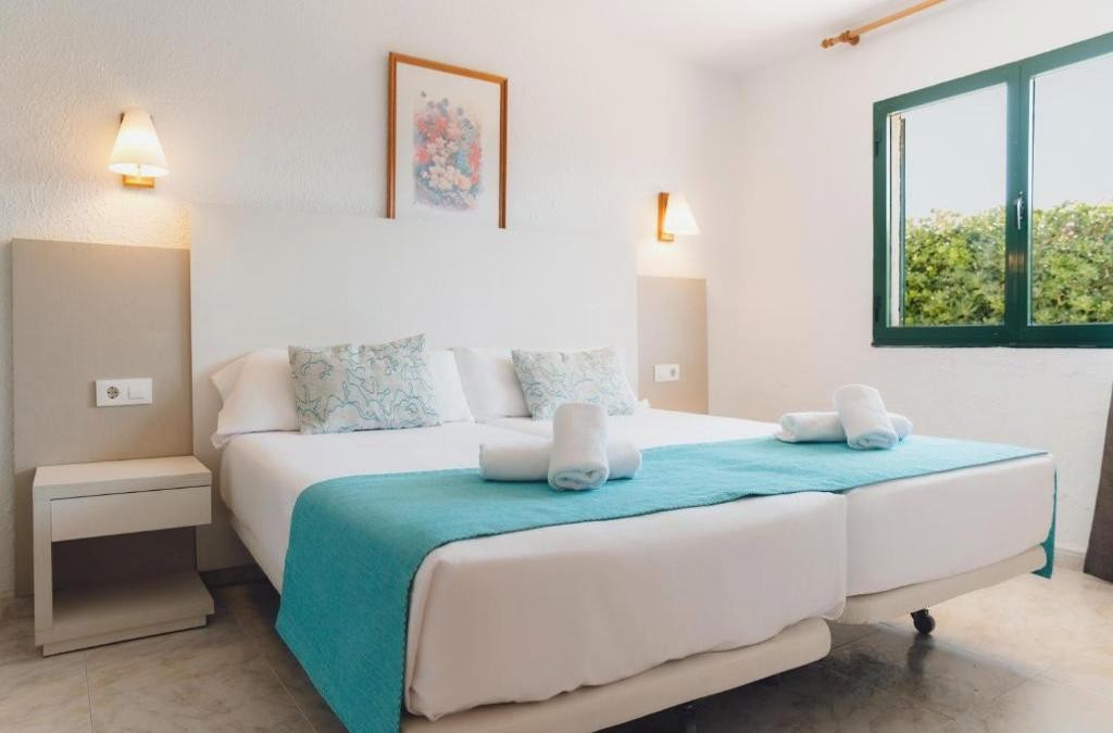 Disconnect in Menorca staying in apartments near the sea