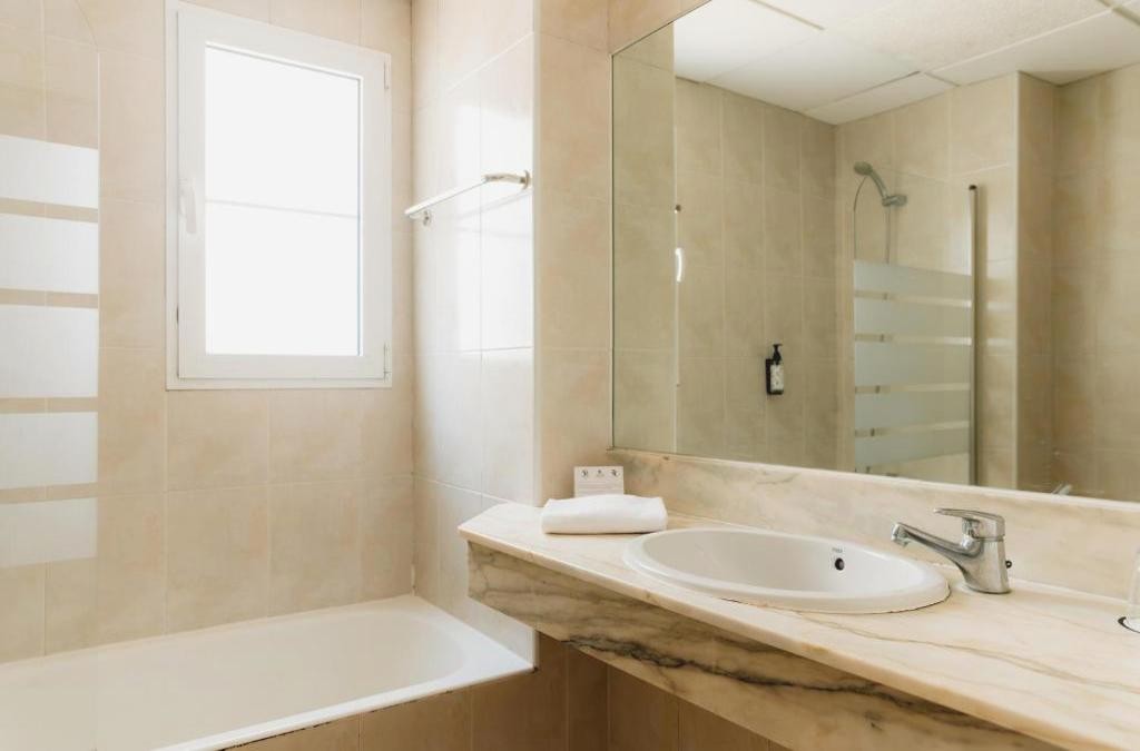 ¡Menorca te espera! Un 4* con toboganes ilimitados y con opción a ferry - BLUESEA Marina Parc