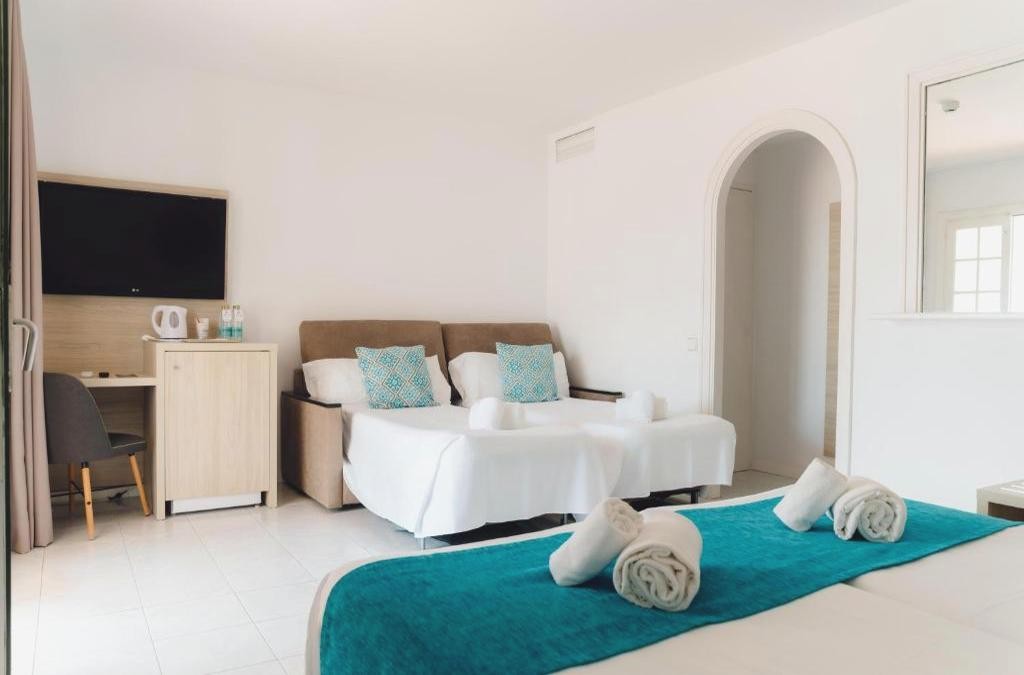 ¡Menorca te espera! Un 4* con toboganes ilimitados y con opción a ferry - BLUESEA Marina Parc