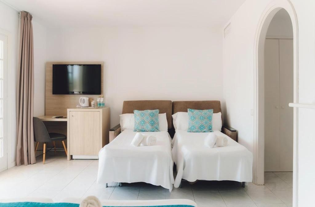 ¡Menorca te espera! Un 4* con toboganes ilimitados y con opción a ferry - BLUESEA Marina Parc