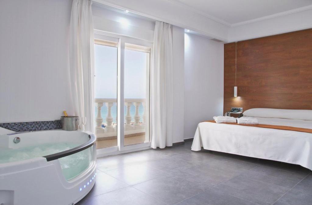 ¡Truco, trato y escapada! Vive un Halloween de miedo en La Manga - Hotel Los Delfines
