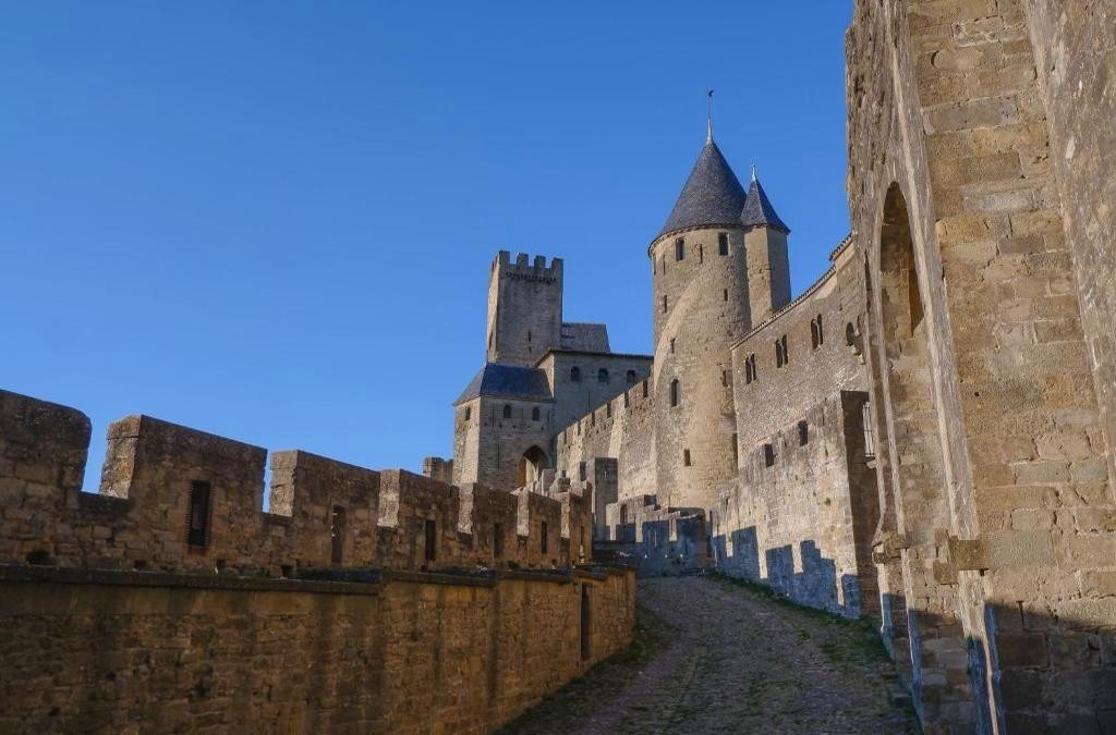 Amanece entre murallas: tu próxima aventura histórica en Carcasona - Hôtel ibis Carcassonne Est La Cité