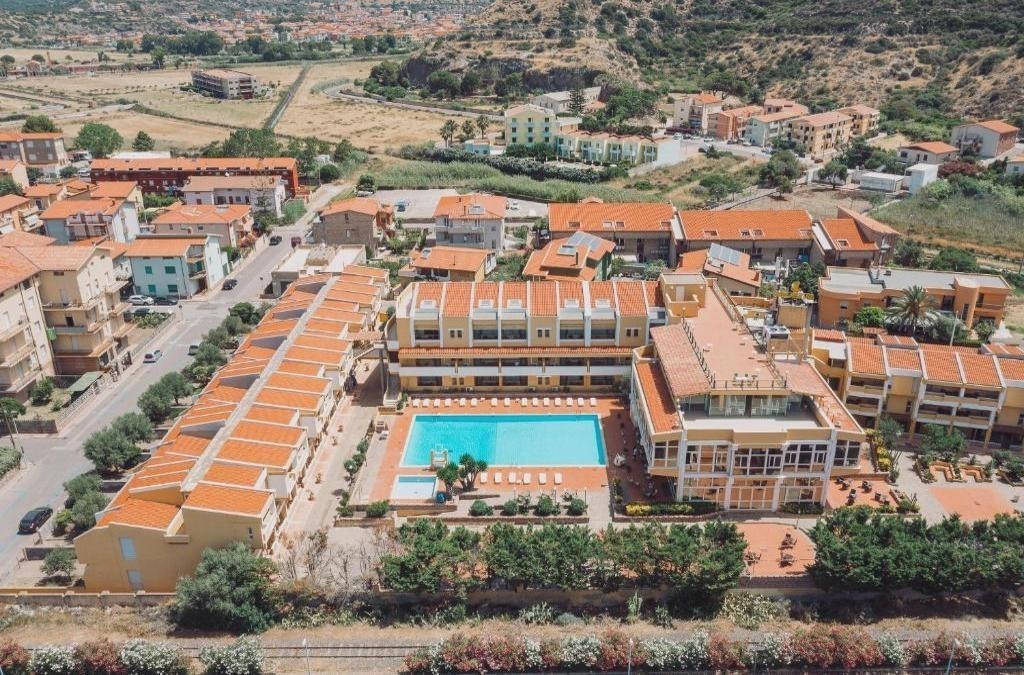 Cerdeña lista para disfrutar: ferry incluido, hotel 4* en Bosa y coche GRATIS