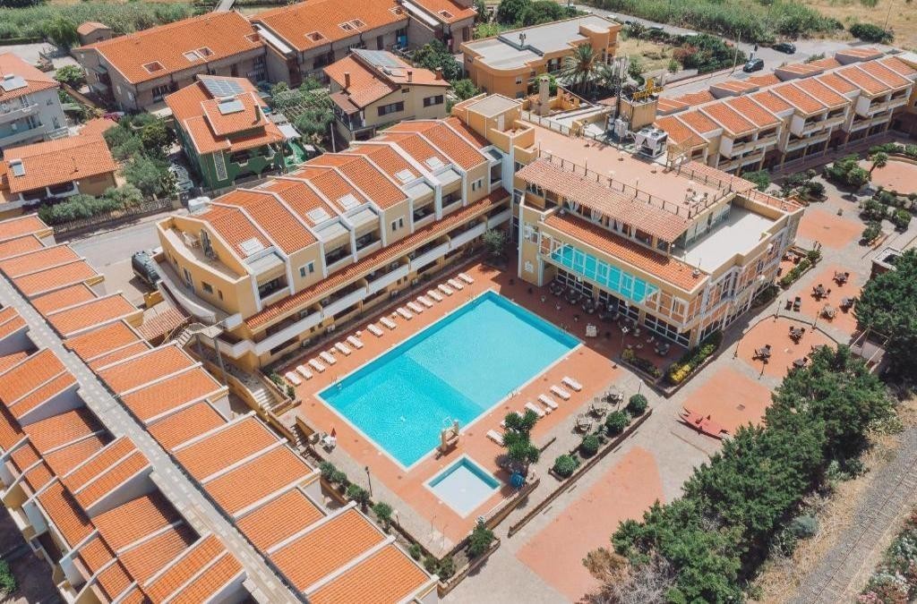 Cerdeña lista para disfrutar: ferry incluido, hotel 4* en Bosa y coche GRATIS