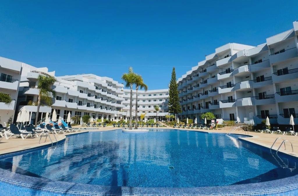 Enjoy the Algarve in a 4* hotel just a few metres from the beach