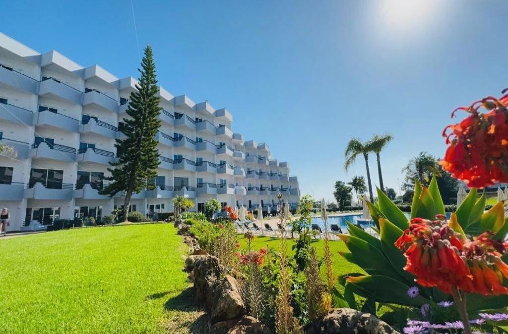 Enjoy the Algarve in a 4* hotel just a few metres from the beach