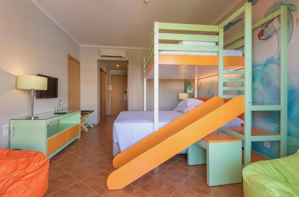 Enjoy the Algarve in a 4* hotel just a few metres from the beach