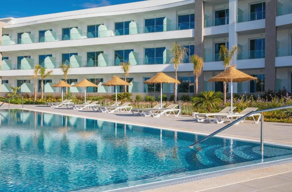 Wake up by the Atlantic: your beach escape in Lagos Algarve