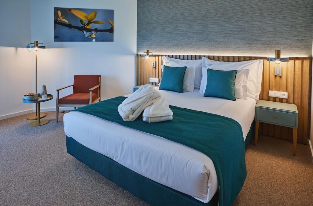 Enjoy the Algarve in a 4* hotel 100 metres from the beach with Breakfasts