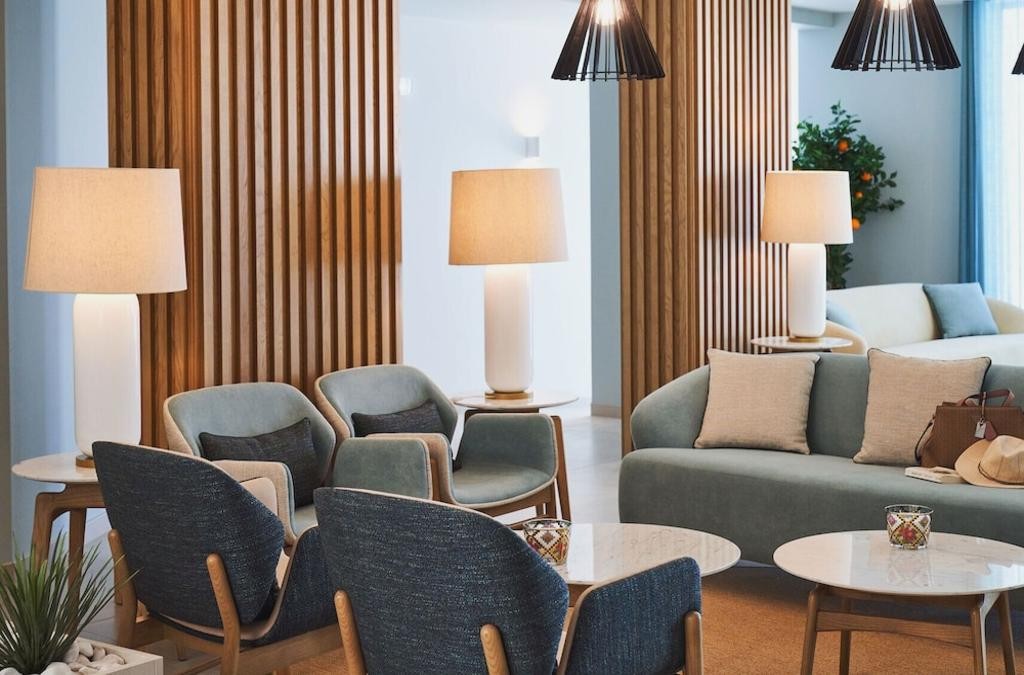 Enjoy the Algarve in a 4* hotel 100 metres from the beach with Breakfasts