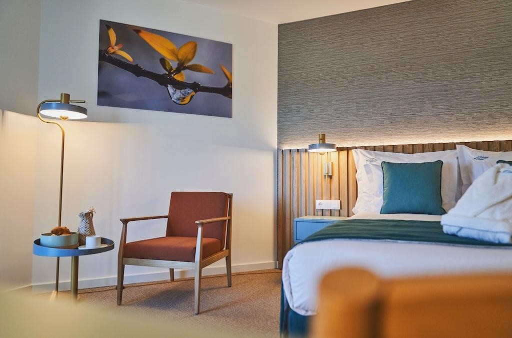 Enjoy the Algarve in a 4* hotel 100 metres from the beach with Breakfasts