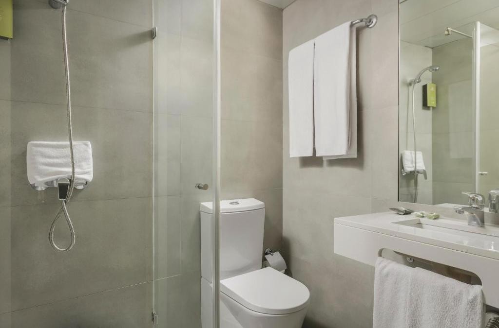 ¡Oporto al completo! Con crucero por los 6 puentes y cata de vino - Cliphotel