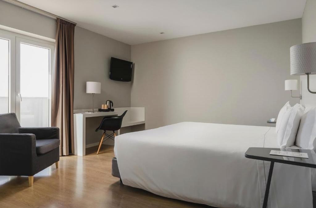 ¡Oporto al completo! Con crucero por los 6 puentes y cata de vino - Cliphotel