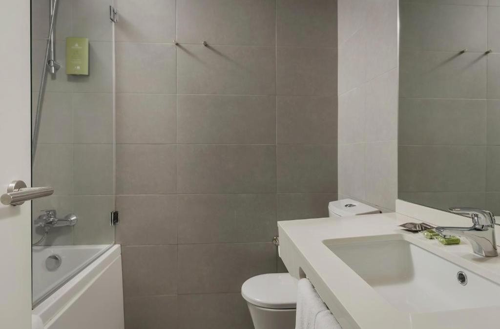 ¡Oporto al completo! Con crucero por los 6 puentes y cata de vino - Cliphotel