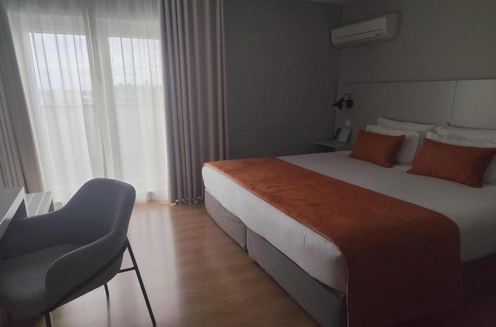 ¡Oporto al completo! Con crucero por los 6 puentes y cata de vino - Cliphotel