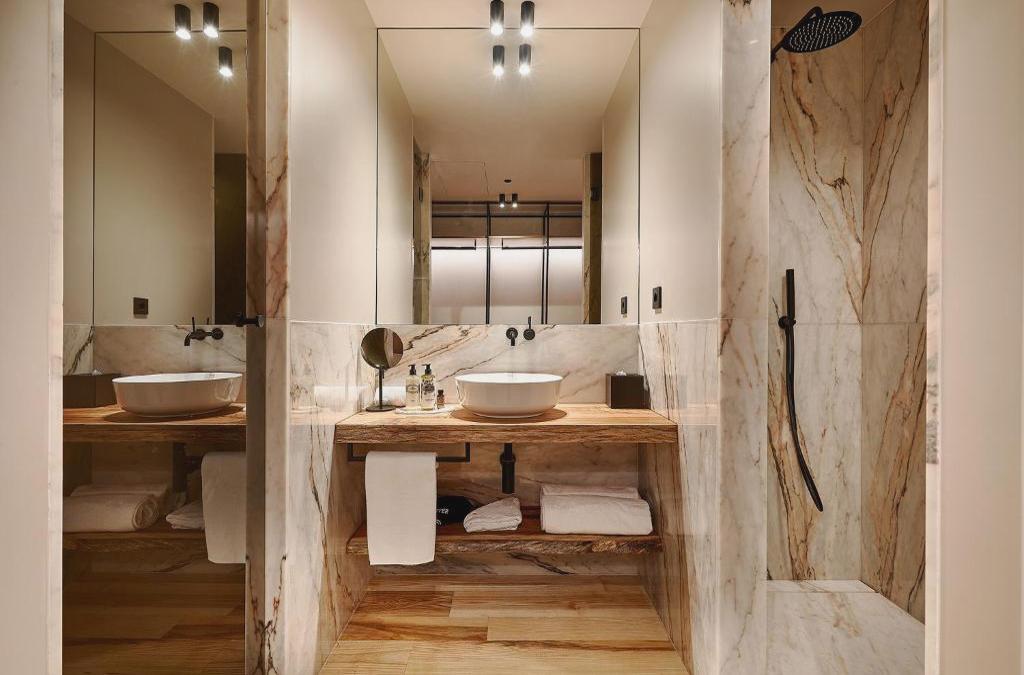 Design hotel in Oporto with tasting and cruise