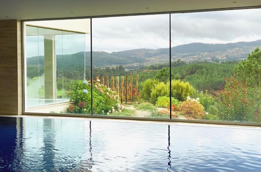 ¡Relájate frente a las montañas de Mondim de Basto en Portugal con spa incluido!